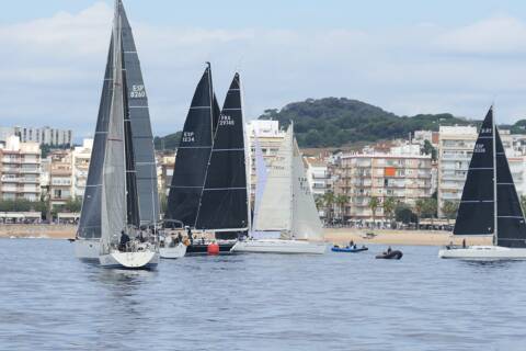 Els iots del Club de Vela Blanes SMERIT de Tito Moure i KORRIGAN de Joan Balaguer guanyadors de la IX Blanes-Medes.Blanes als grups Tripulació i A Dos. - 4