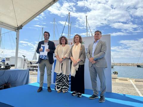 Joan Balaguer recoge el distintivo de la bandera azul del Club de Vela Blanes - 1